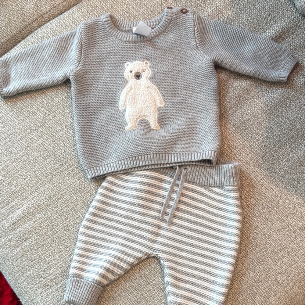 💕HP💕 Gray Bear Knit Sweater and Pants Set